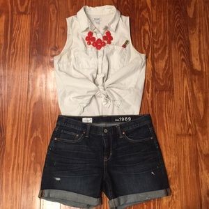 GAP distressed jean shorts size 6/28